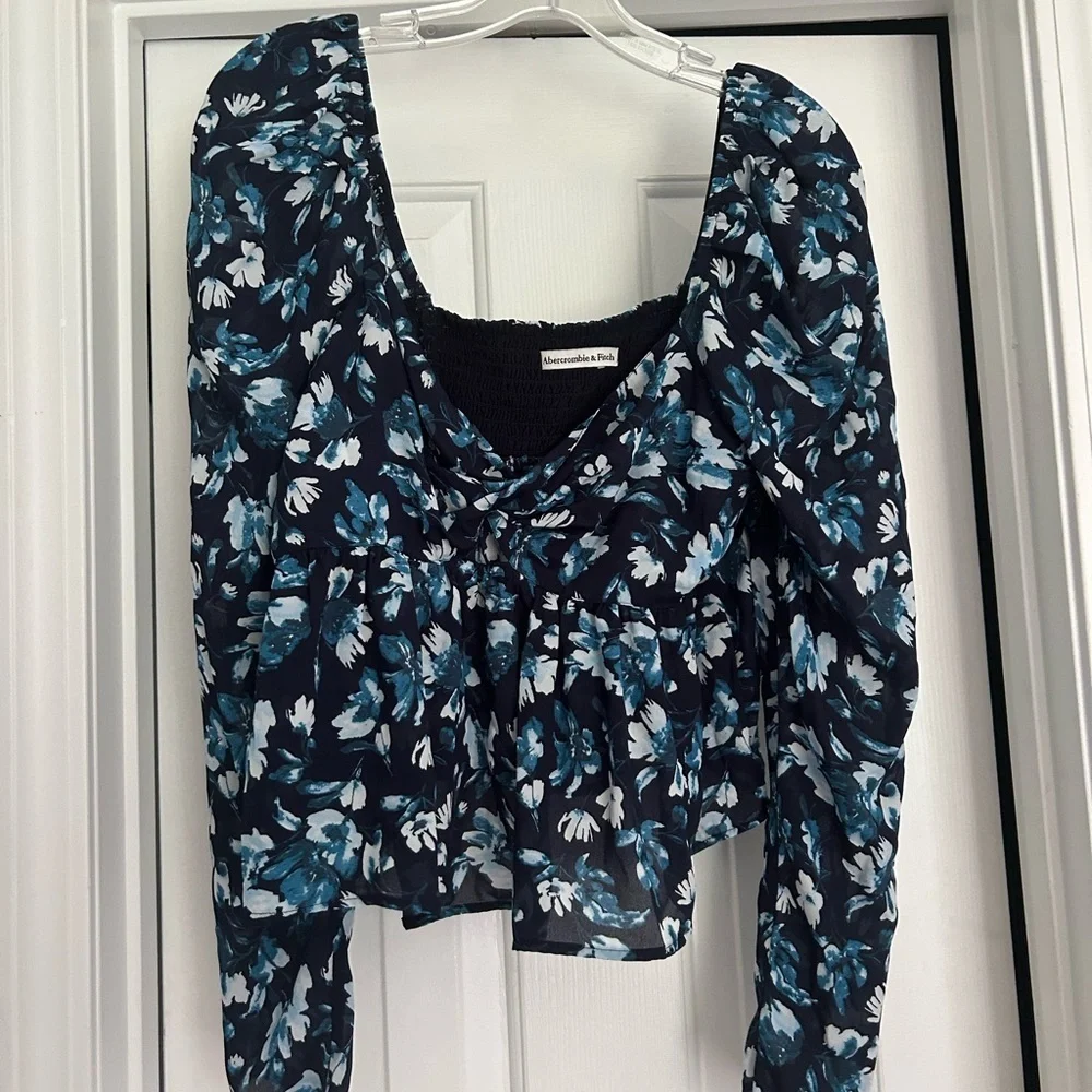 Abercrombie‎ & Fitch Blue Floral Key Hole Light Puff Sleeve Top